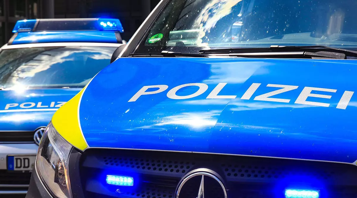 Doi români au fost jefuiți într-o parcare din Germania de un fals polițist. Cum le-a luat mii de lire sterline