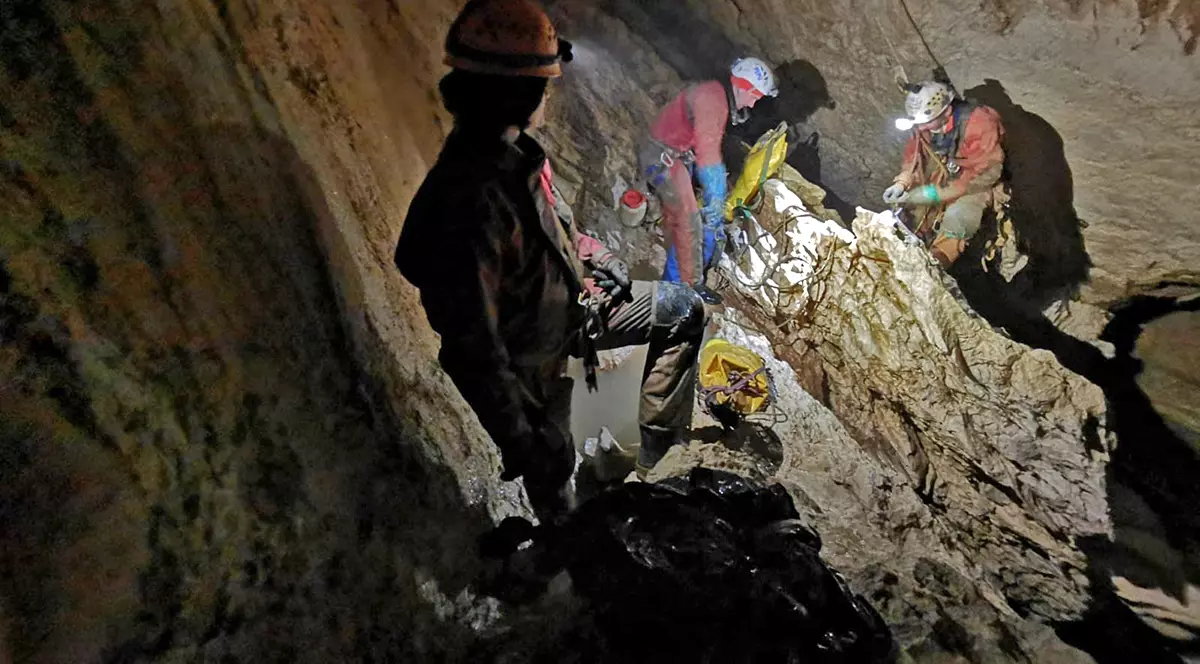 Record de adâncime într-o peșteră din România. Ce au reușit speologii în timpul unei tabere de explorare care a durat trei zile