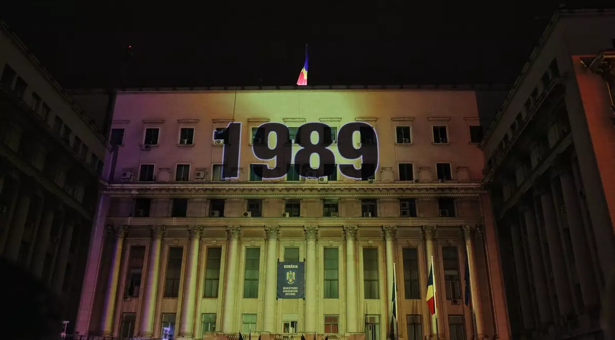 numărul 1989 proiectat pe clădirea Minisferului Afacerilor Interne, în timpul unui marș comemorativ pentru victimele revoluției, 22 decembrie 2019