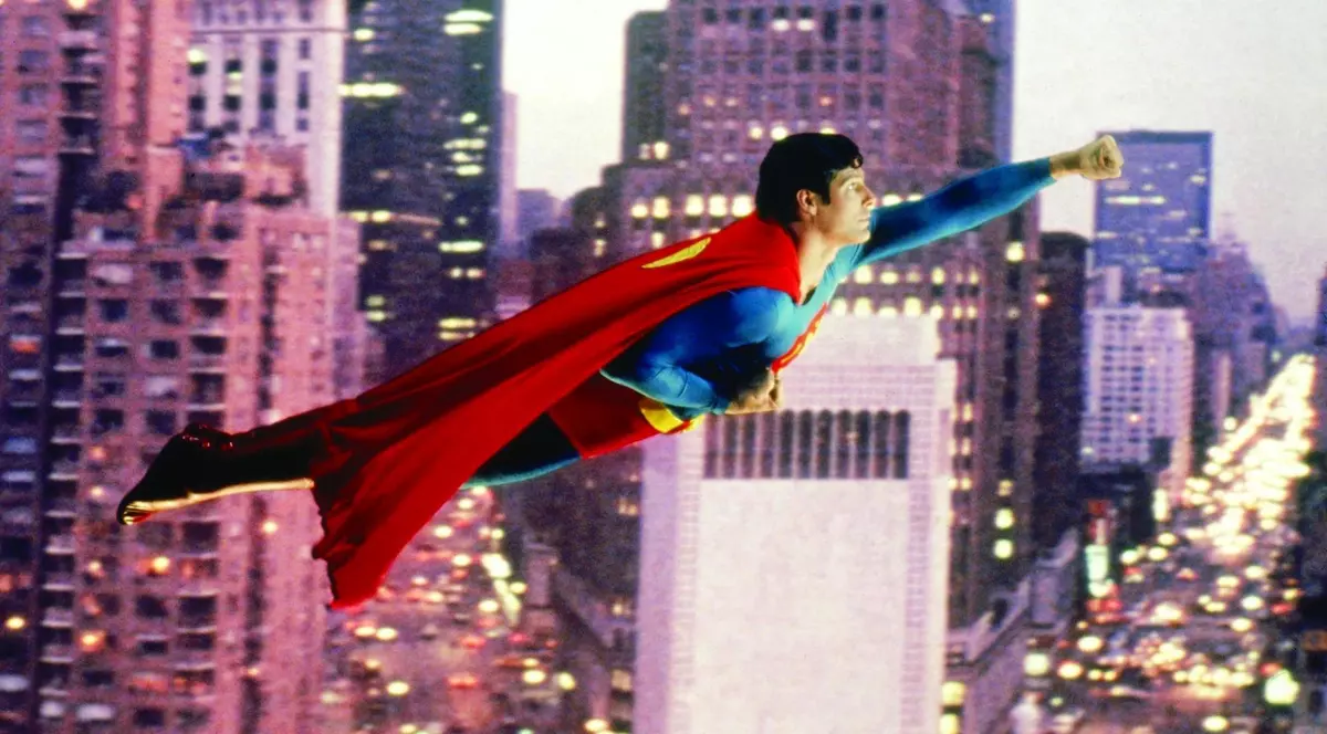 Pelerina purtată de Christopher Reeve în filmul "Superman", vândută la licitație. Ce sumă s-a plătit pentru ea