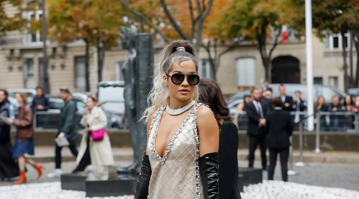 Cântăreața Rita Ora ajută la construirea unei case pentru o familie din Albania, afectată de cutremur