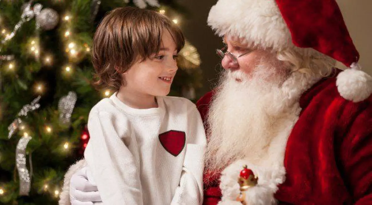 Părinții se folosesc de Moș Crăciun pentru a-i convinge pe copii să fie cuminți. La ce vârstă află adevărul