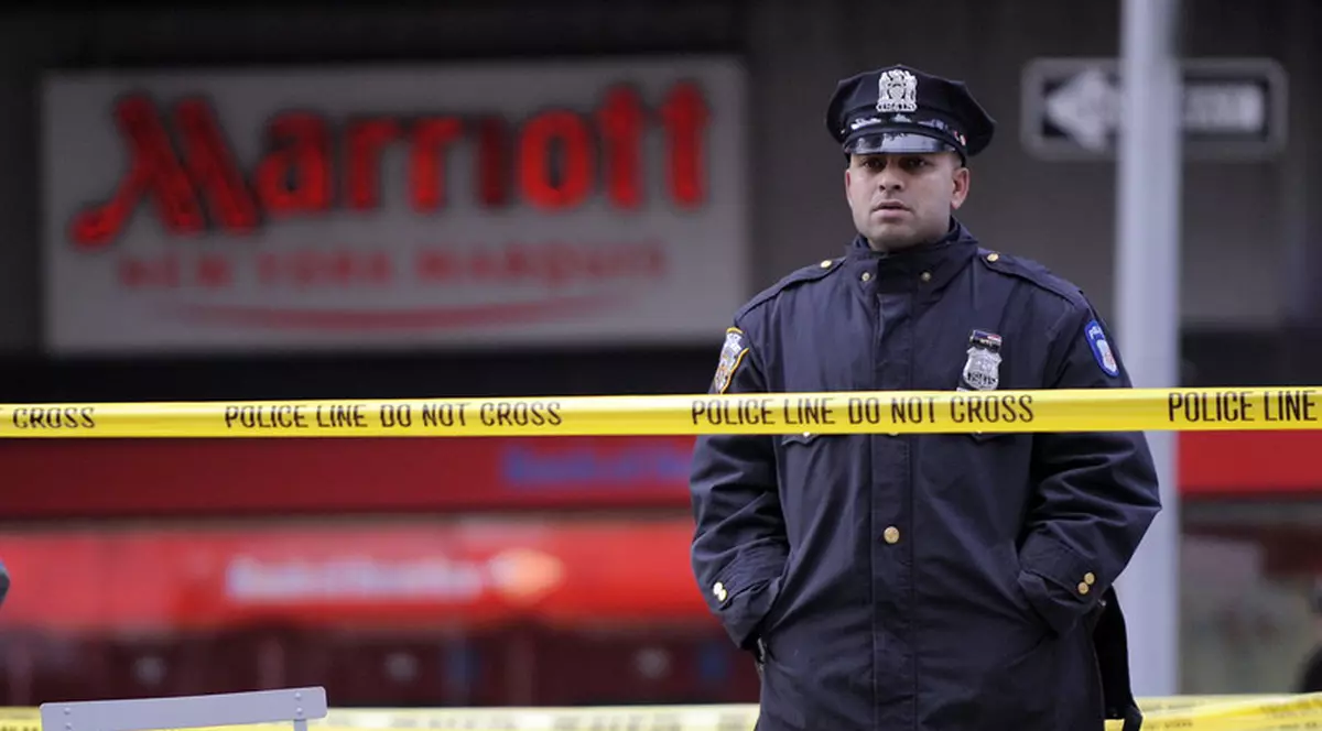 O femeie a murit după ce a fost lovită de obiecte căzute de pe o clădire din apropiere de Times Square