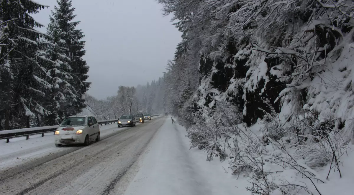 Circulaţie în condiţii de iarnă în mai multe judeţe. Nu sunt semnalate şosele cu circulaţia întreruptă