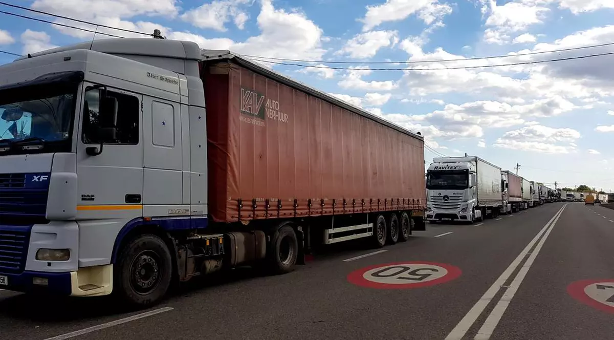 Transportatorii avertizează: Noua lege RCA va duce la creșterea tarifelor pentru 8,2 milioane de șoferi din România. Coadă de tir-uri