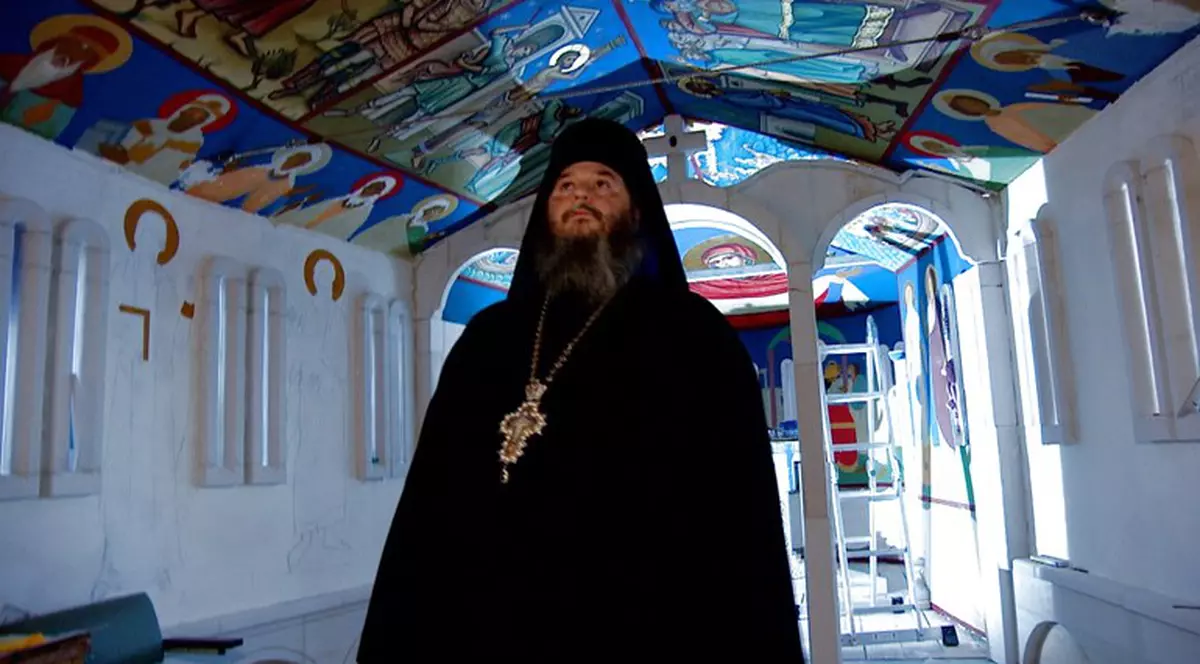 O mănăstire plutitoare ancorată într-un port din Olanda, somată să plece