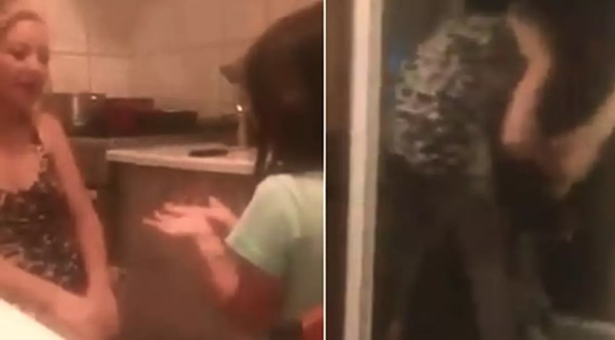 O mamă a fost filmată în timp ce-și bătea fetița: „Te-am zăpăcit un pic cu mătura? Ți-am dat bine?”. Copila se ruga: „Nu mai da, mamă, te rog eu!”