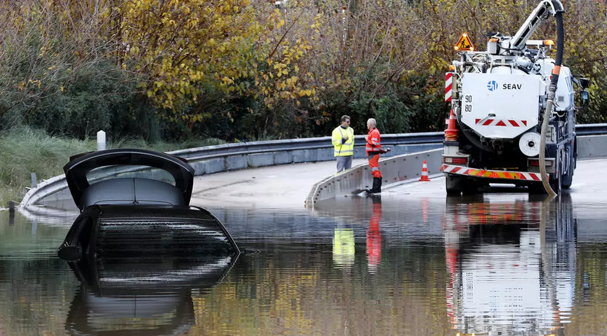 Inundații din Franța: Cinci persoane au murit, după ce trei salvatori s-au prăbușit cu elicopterul