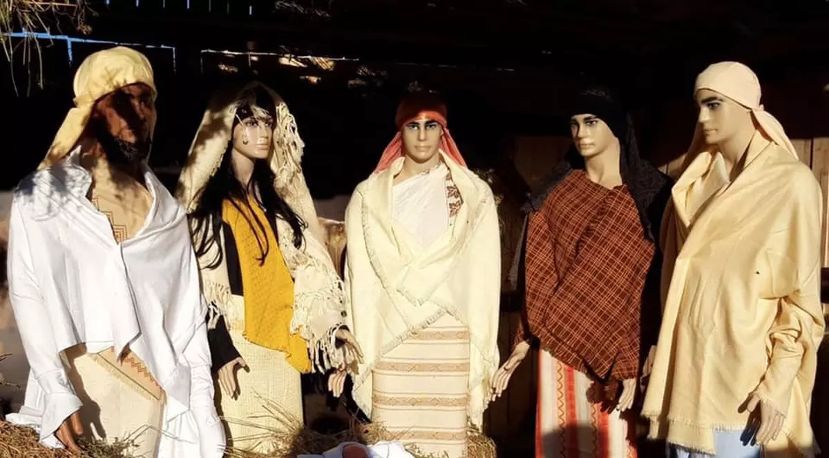 Manechine din vitrine, personaje biblice în centrul Timișoarei. Oamenii le consideră nepotrivite, primarul Robu le cere să aprecieze arta modernă: ”Așa i-au văzut creatorii pe magi”