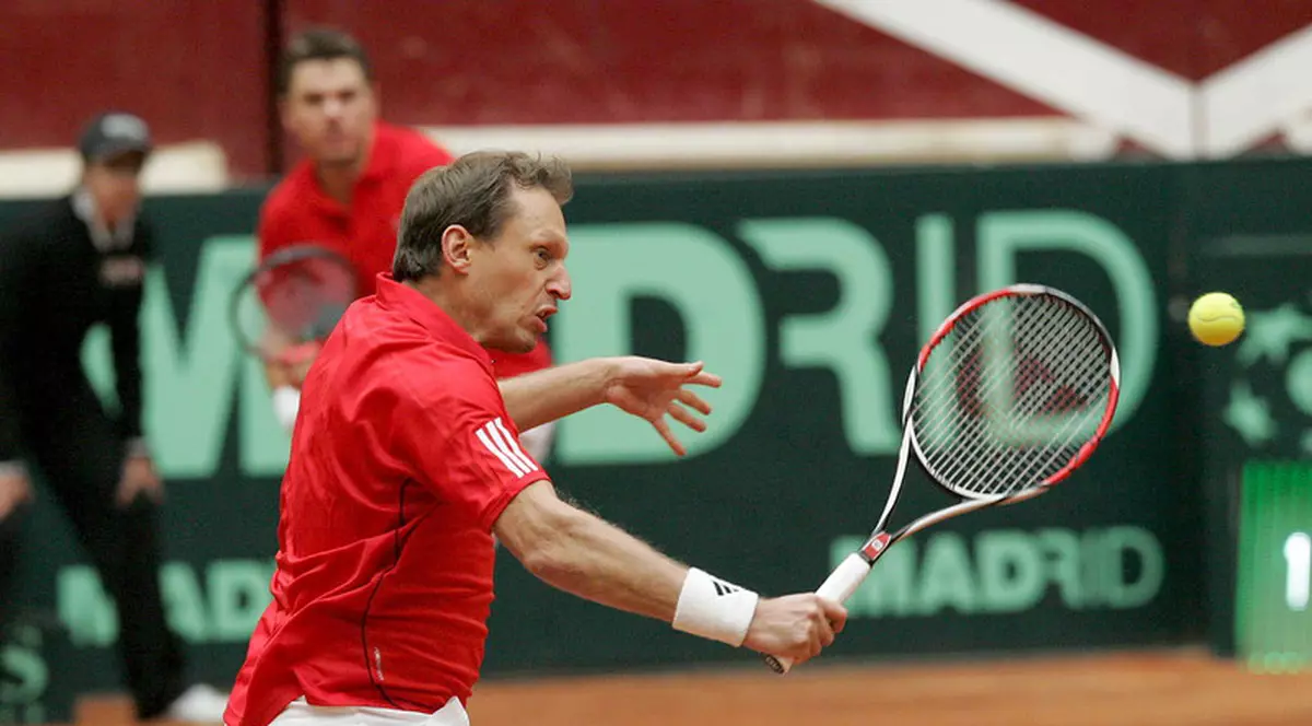 Un fost jucător de tenis, condamnat la închisoare pentru viol. A fost partenerul de dublu al lui Roger Federer