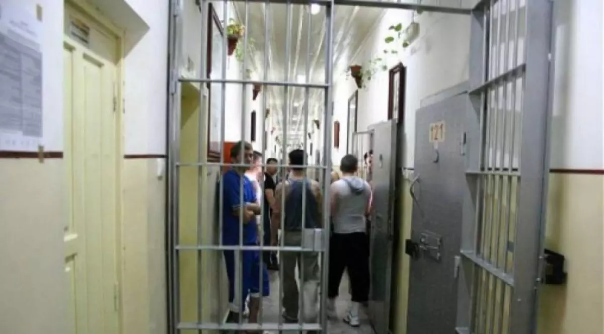 Un deținut de la Penitenciarul Botoșani a vrut să facă țuică în celulă