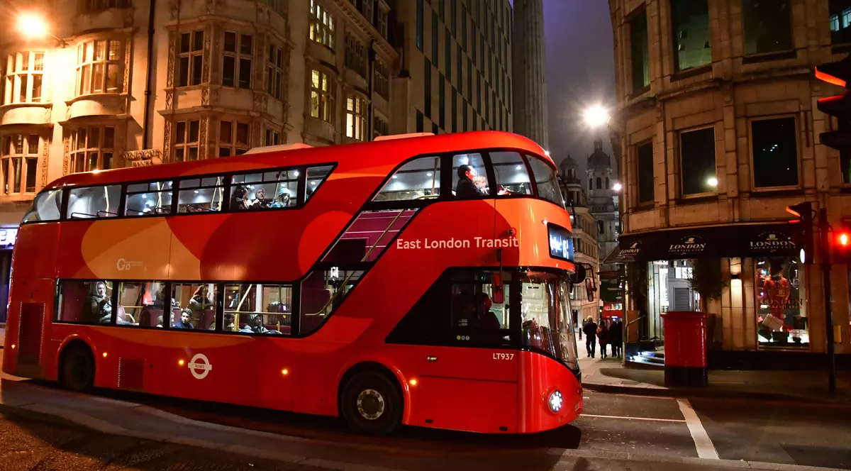 A dormit 21 de ani în autobuzele din Londra, după ce i-a fost refuzat azilul