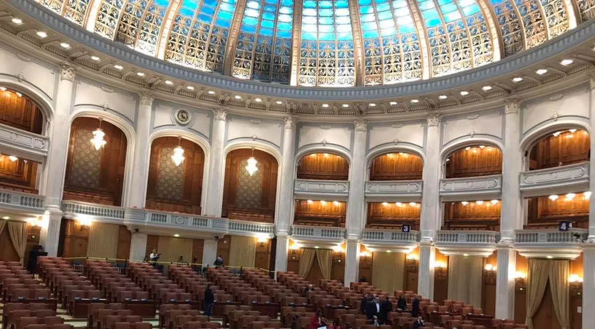 ”Joaca de-a Parlamentul trebuie să se oprească”, acuză deputatul Iulian Bulai. Cât au stat aleșii în sală