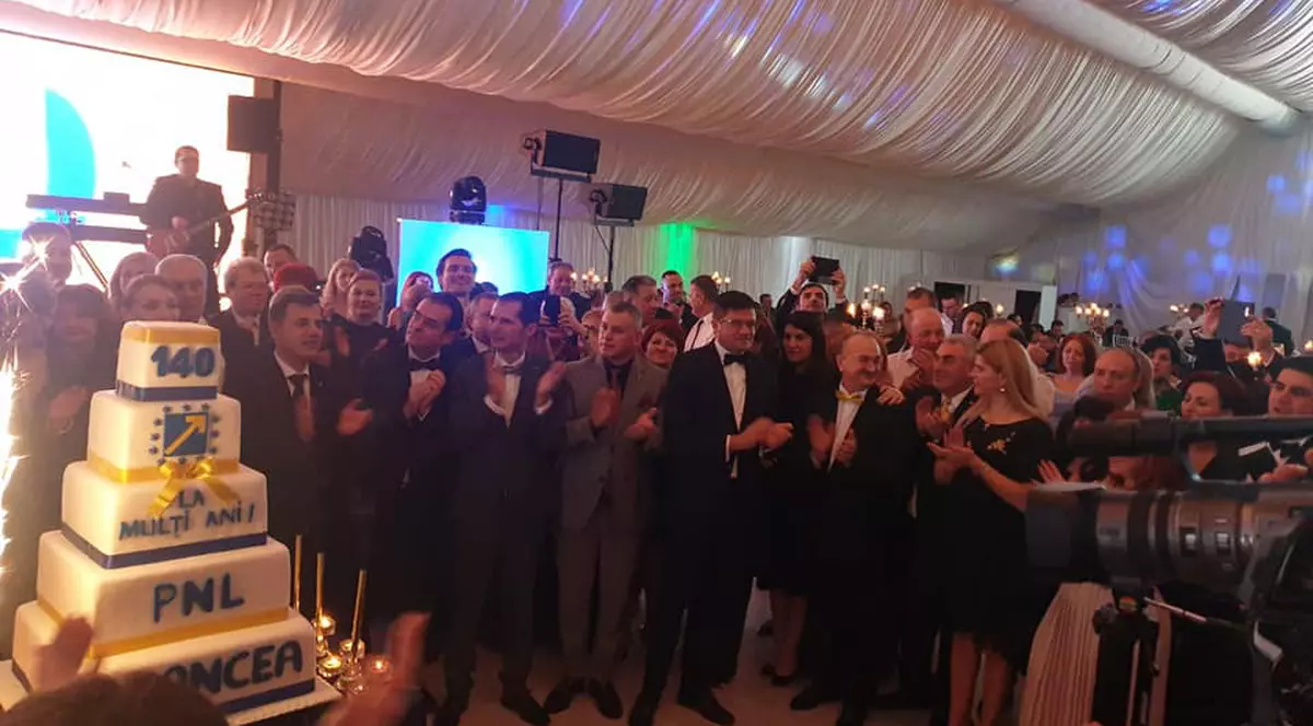 FOTO | Cum s-au distrat membrii Guvernului, în frunte cu Ludovic Orban, la Balul Liberalilor vrânceni