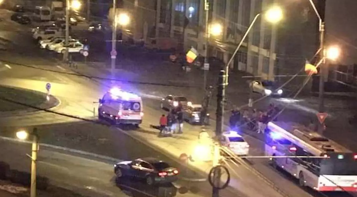 Bărbat atacat cu spray lacrimogen de un șofer, lovit pe trecerea de pietoni și târât pe capota mașinii, de față cu soția și copilul. Ce l-a enervat pe agresor