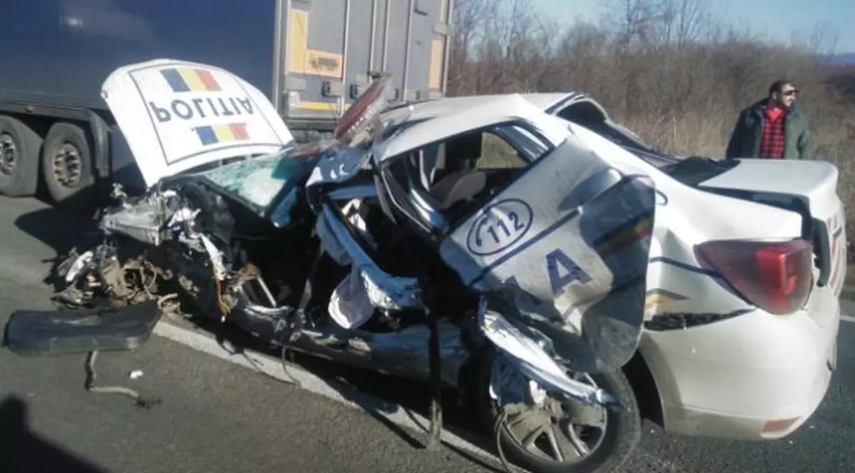 Un TIR a făcut praf o mașină de poliție aflată în misiune. În accident, implicată și o ambulanță