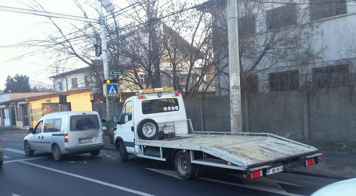 Vlad Voiculescu susține că primăriile au stropit străzile cu o substanță care a redus aderența anvelopelor ca să atragă praful. S-au produs deja două accidente