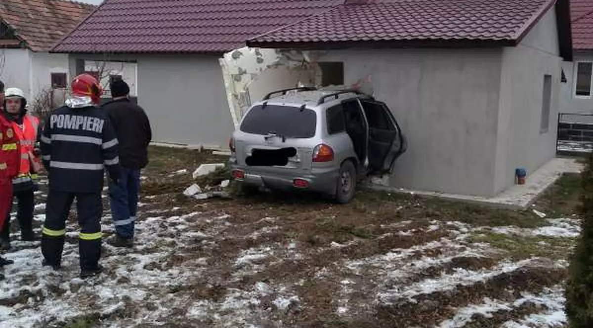O șoferiță cu vechime de o lună a distrus o casă, în Bistrița. A mers zeci de metri cu mașina pe câmp