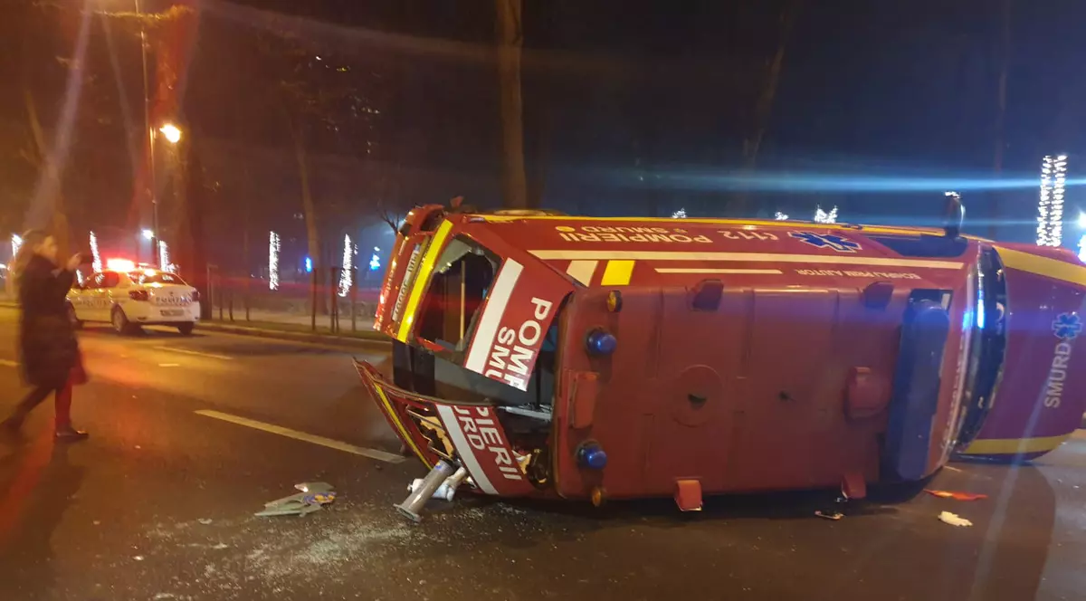 O autospecială SMURD în misiune s-a răsturnat pe Șoseaua Kiseleff după ce a fost lovită de un autoturism