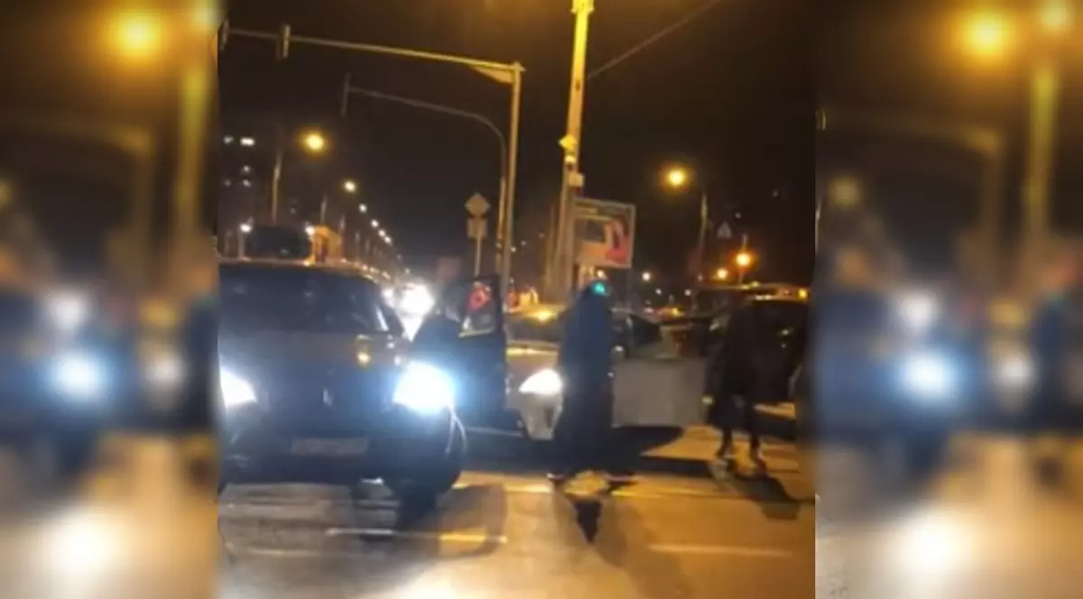 Bătaie în trafic în Capitală. Doi șoferi și-au împărțit pumni și picioare în Titan