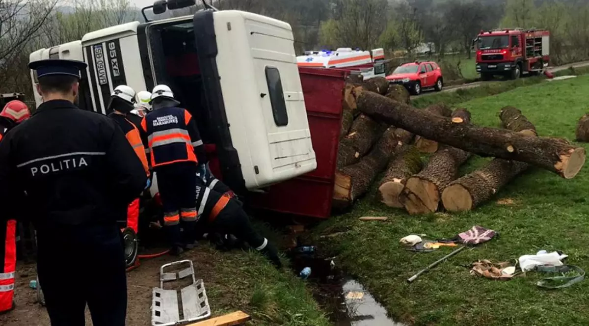 Buştenii dintr-o remorcă s-au răsturnat peste un autoturism parcat, pe un drum din Harghita. O femeie a murit si doi copii au fost răniți