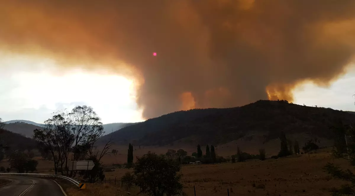 Locuitorii de lângă Canberra, avertizați să părăsească locuințele din cauza incendiilor. Incendiile de lângă Canberra, Australia