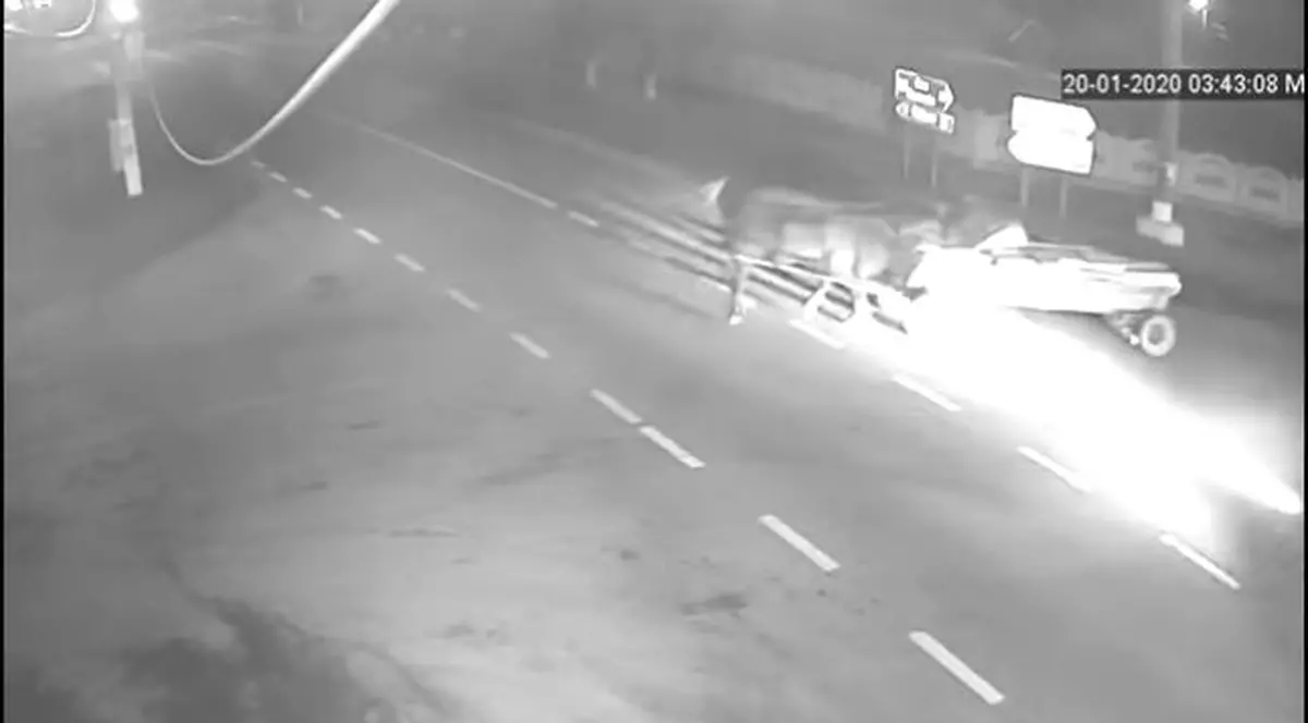Momentul în care un BMW spulberă o căruță în Suceava. Căruțașul și calul au scăpat ca prin minune, singurul rănit a fost șoferul