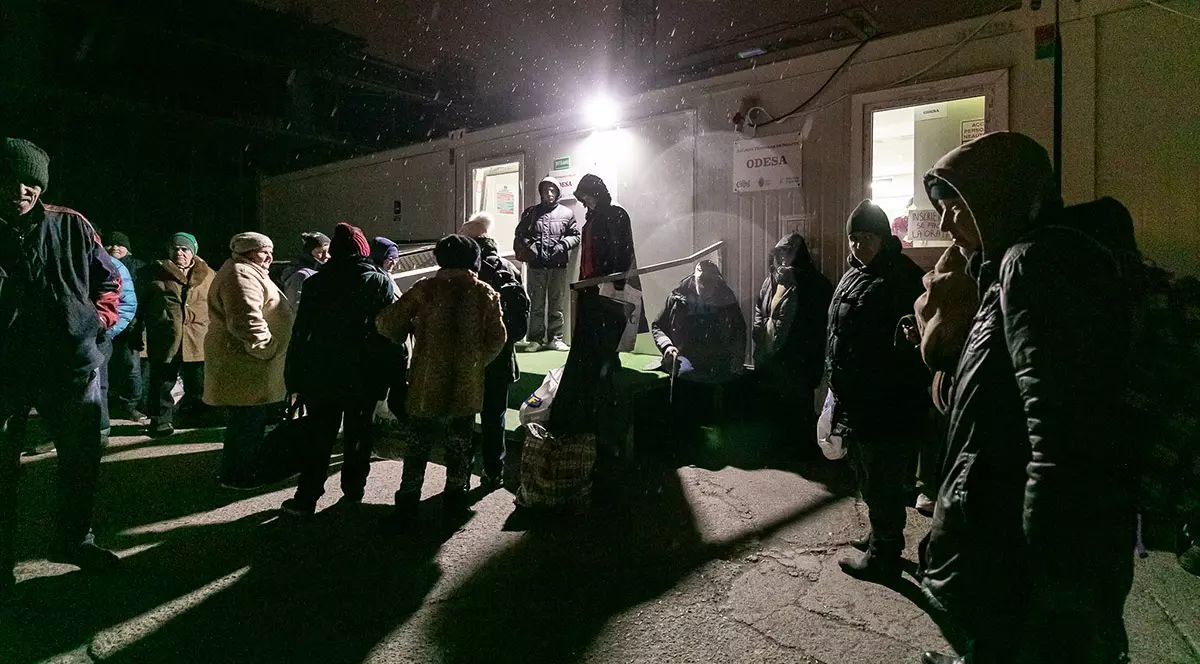 Oamenii fără adăpost încep să se strângă în fața centrului Carusel și își așteaptă rândul să intre