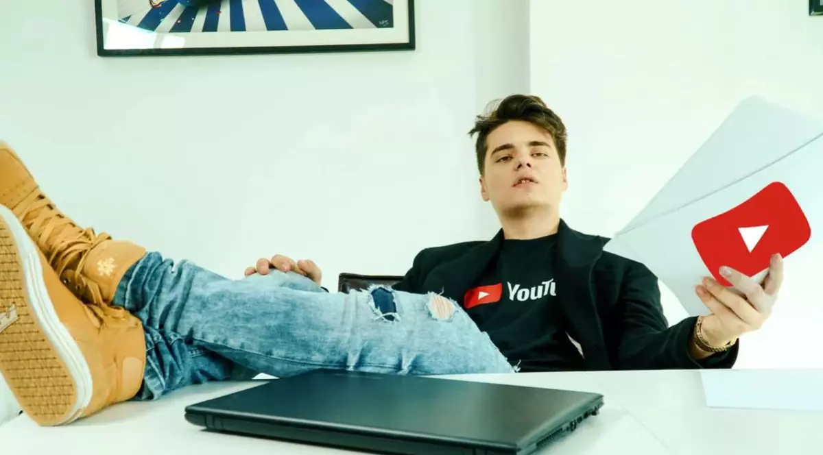 Selly, implicat în proiectul Masked Singer România, la Pro TV. Vlogger-ul își face debutul în televiziune alături de Andi Moisescu