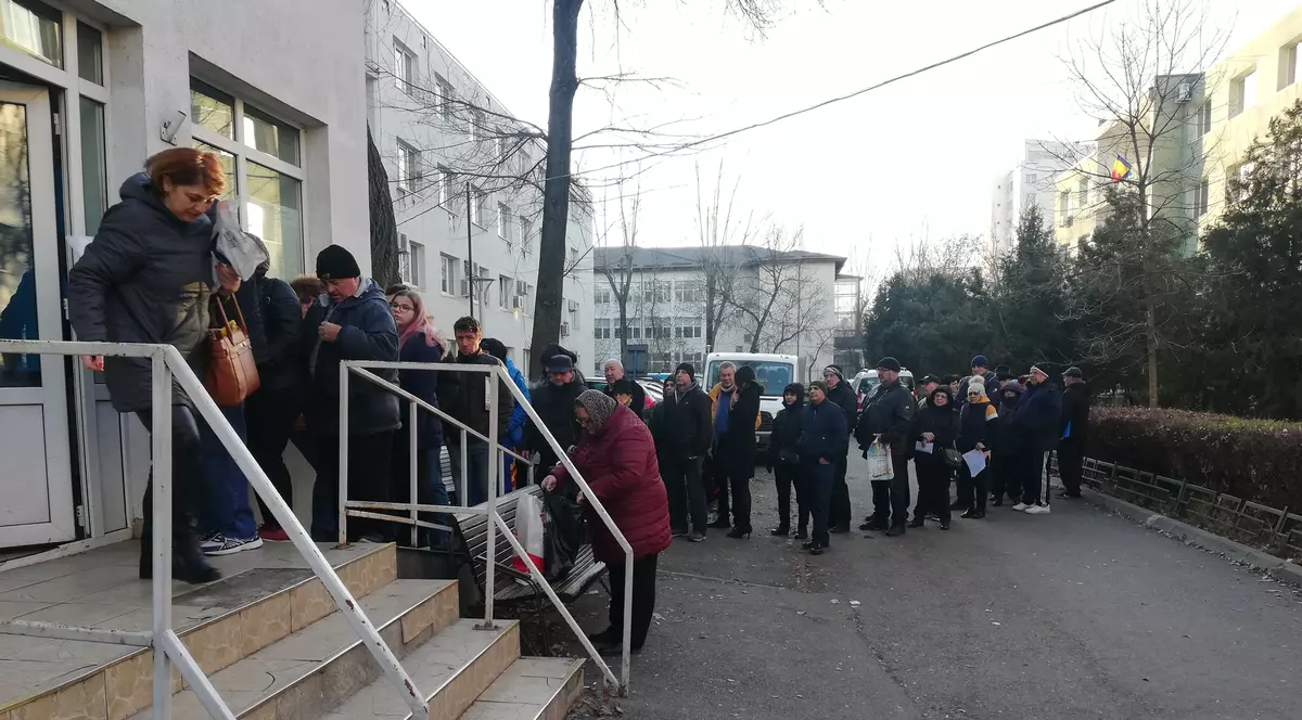 Cozi uriașe la taxe și impozite în sectorul 3. Zeci de oameni au venit să-și plătească dările