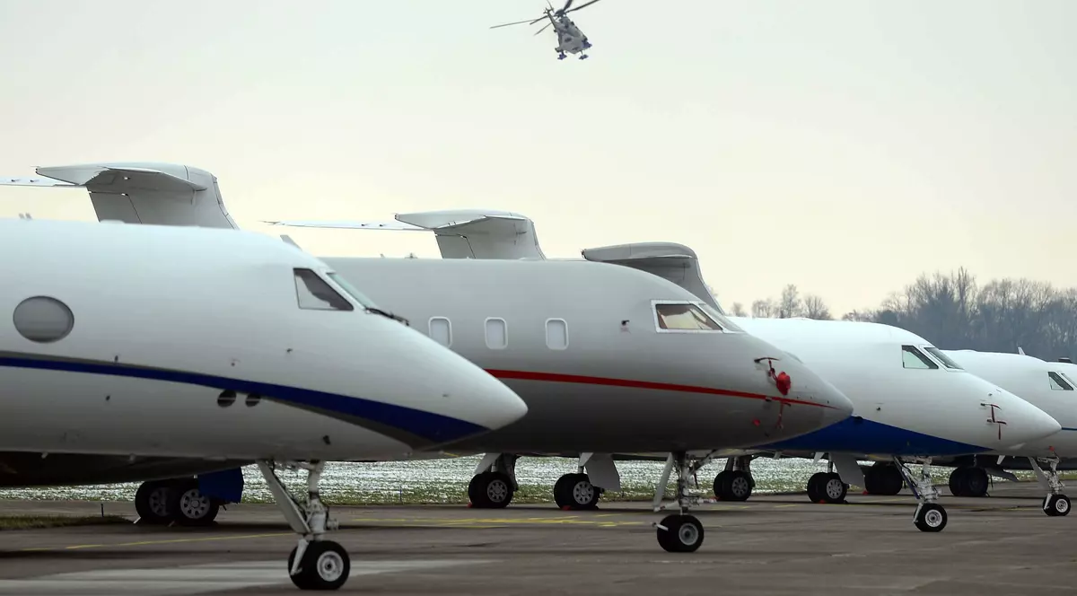 Pierderi de 820 de miliarde de dolari în sectorul călătoriilor de afaceri, jumătate sunt în China. Avioane pe o pistă