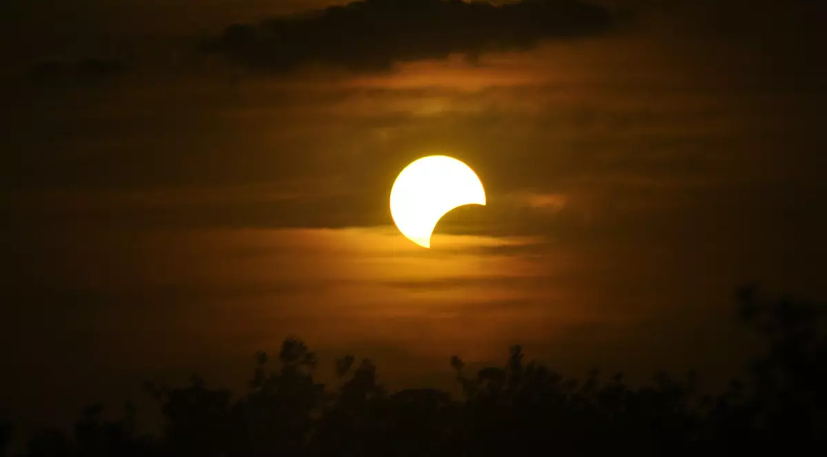 Prima eclipsă de lună din 2020 are loc vineri seară și se vede și din România. Cum decurge fenomenul astronomic