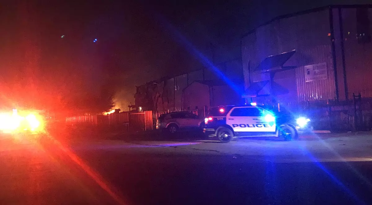 VIDEO | Explozie urmată de un incendiu, la o clădire industrială din Houston. Flăcările au cuprins și mai multe locuințe din apropiere