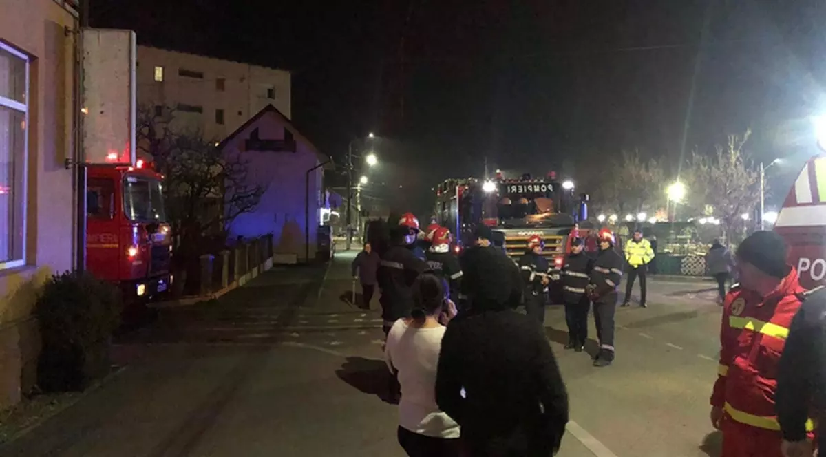 Explozie într-un bloc din Fieni, Dâmbovița. Două persoane, soț și soție, au fost rănite