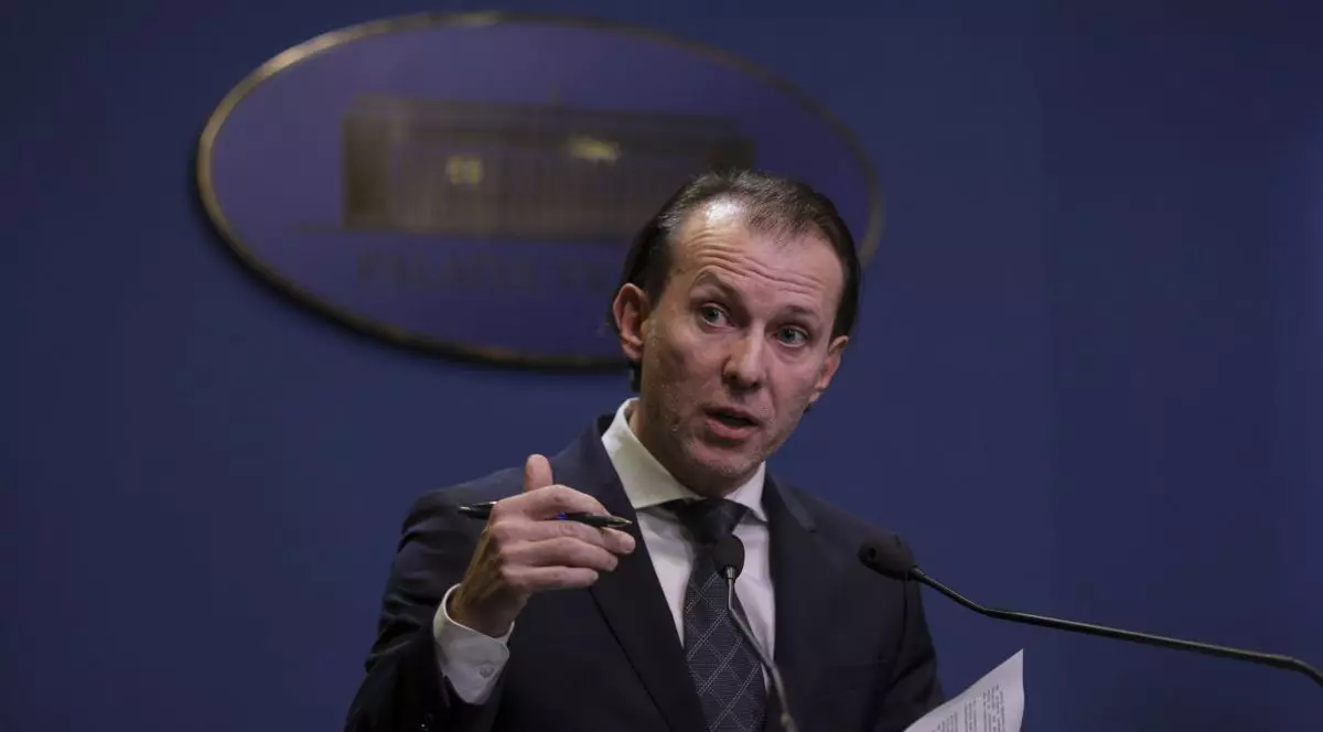 Reacția lui Cîțu după decizia CCR privind alocațiile: Ciolacu șantajează Guvernul României să nu respecte Constituția. Florin Cîțu la un pupitru de la Guvern