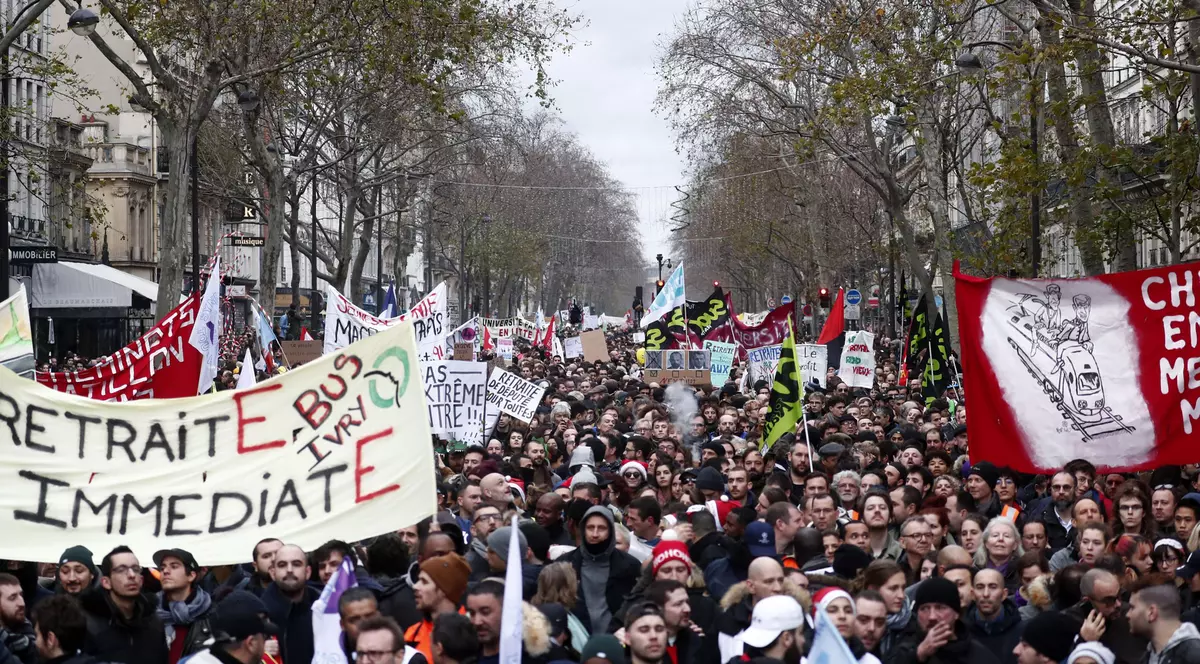 Studiu Cambridge: Democrația a căzut în dizgrație