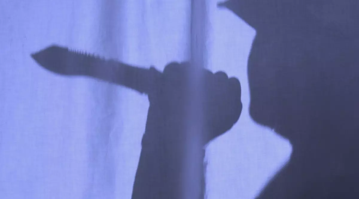 Un curier din Harghita, înjunghiat de un adolescent de 15 ani. Atacatorul a fugit cu un colet