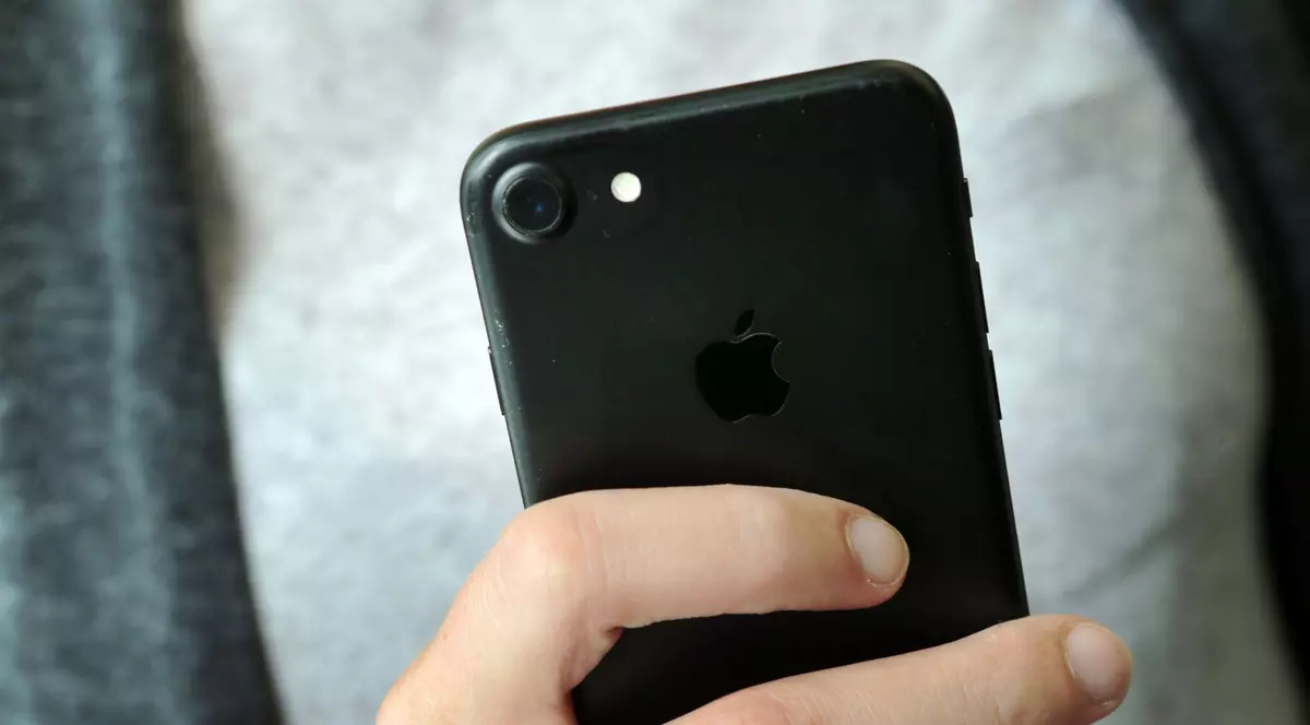 Coronavirusul ar putea afecta producția viitorului iPhone ieftin, pe care Apple intenționează să îl lanseze în luna martie. iPhone 7 ținut în mână