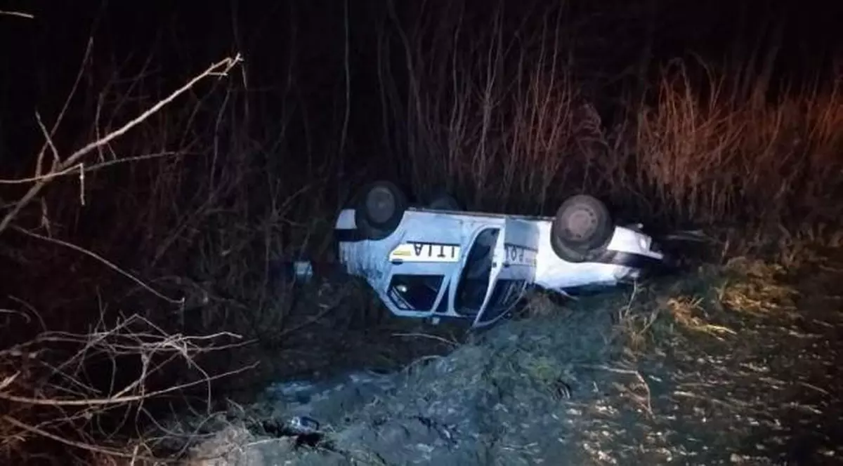 Mașină de poliție, răsturnată în misiune la Satu Mare. Sindicaliștii vor casarea „sicrielor pe roți”
