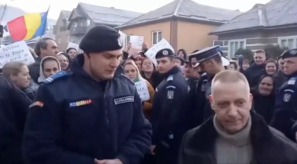 Profesor condamnat pentru că bătea elevi, încătușat în fața școlii după ce a intrat în conflict cu părinții