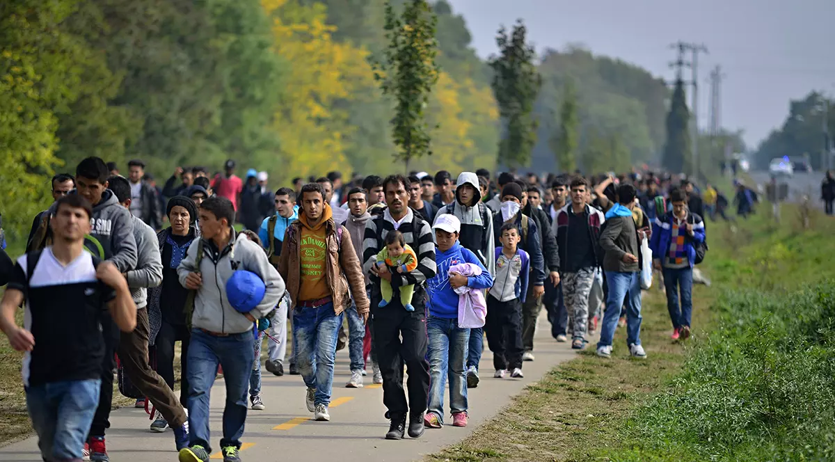 Focuri de armă la graniţa Serbiei cu Ungaria: Zeci de migranţi au încercat să forţeze intrarea în UE