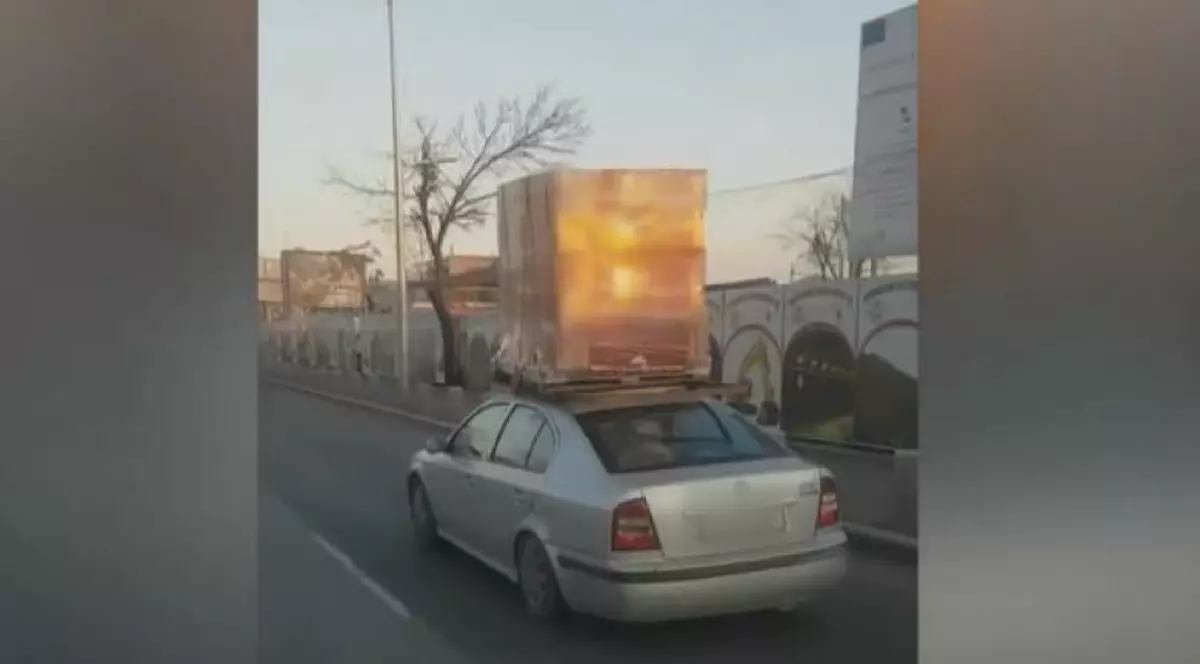 Imagini incredibile în București: a cărat un palet de cărămidă cu mașina: „Bă, ești nebun?! Ca-n India!