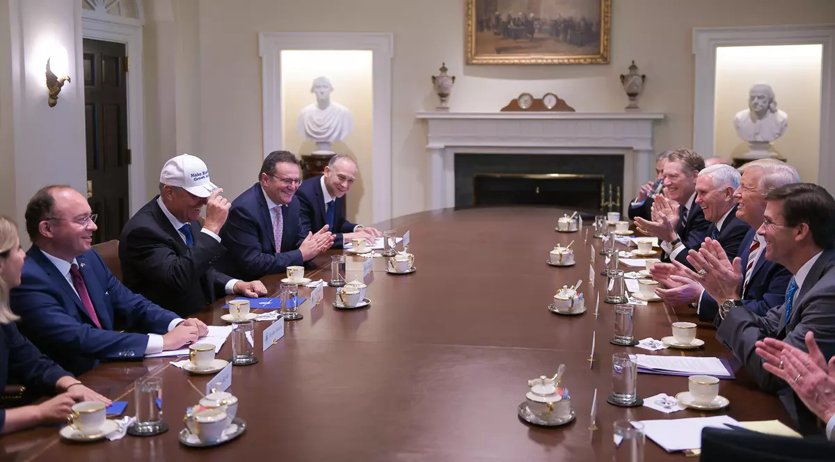 Klaus Iohannis a primit în 2019 cadouri de peste 6.000 de euro. Cât valorează şapca primită de la Donald Trump