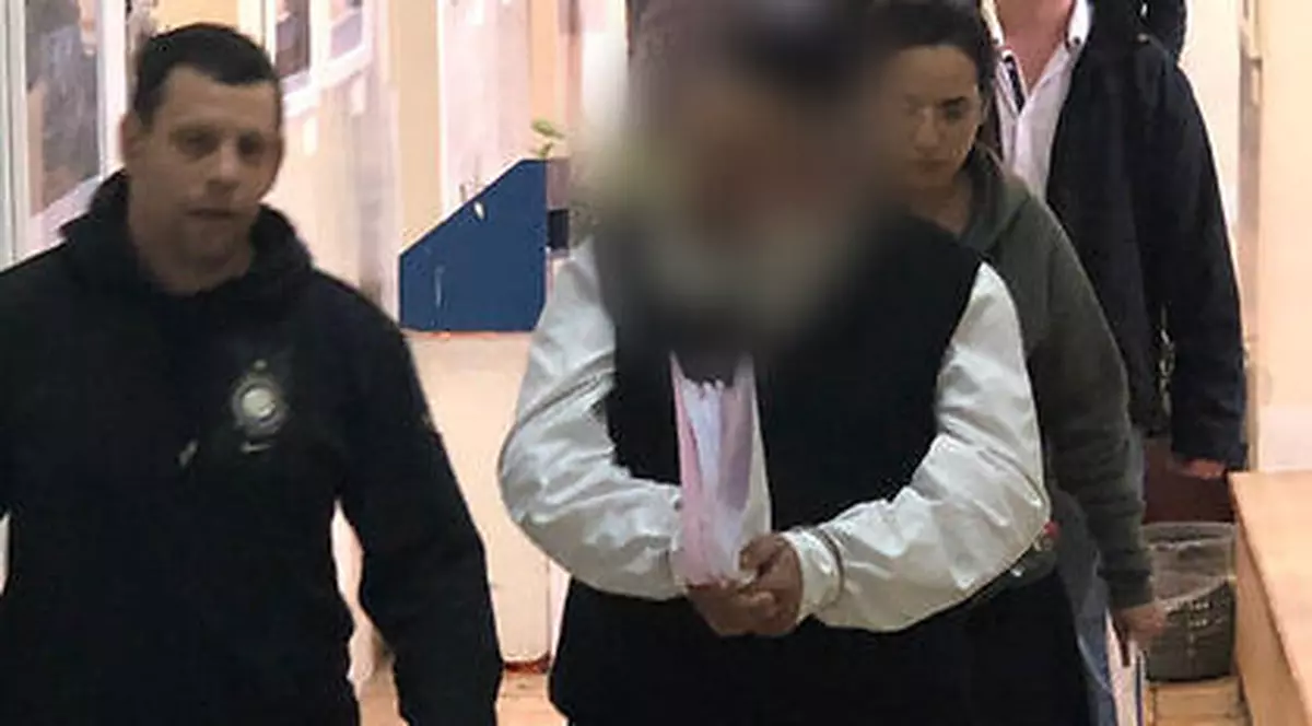 VIDEO | Zeci de femei și copii, ținuți precum sclavii de un lider de cult din Israel