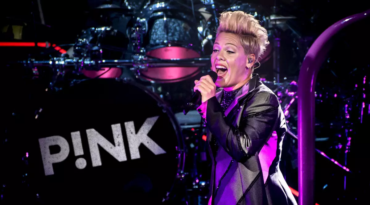 Pink se destăinuie. "Văd ridurile. Mai ales atunci când zâmbești"