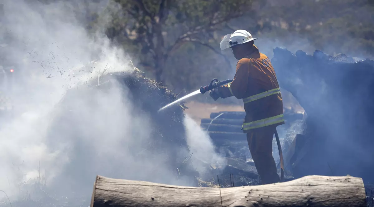 Un bărbat din Australia care s-a adăpostit de incendiu într-un rezervor cu apă a murit. Un altul a fost arestat pentru că s-a dat victimă, deși nu pățise nimic