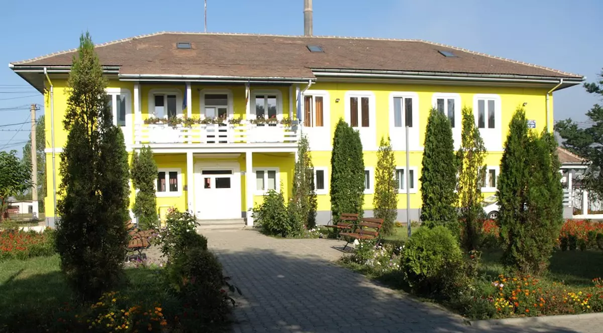 Angajată a Primăriei Copșa Mică, acuzată că a transferat bani lunar în contul fiicei. Ar fi delapidat 186.000 de lei