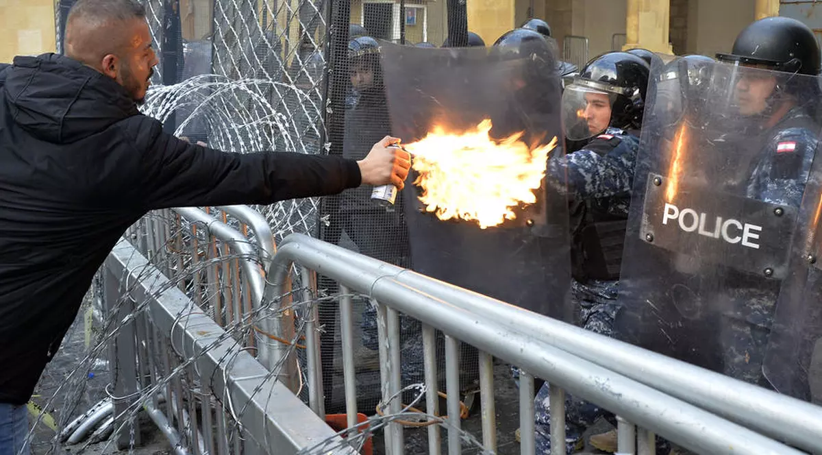Proteste violente în Liban! Forțele de ordine au intervenit cu gaze lacrimogene și tunuri de apă. Președintele a făcut apel la armată