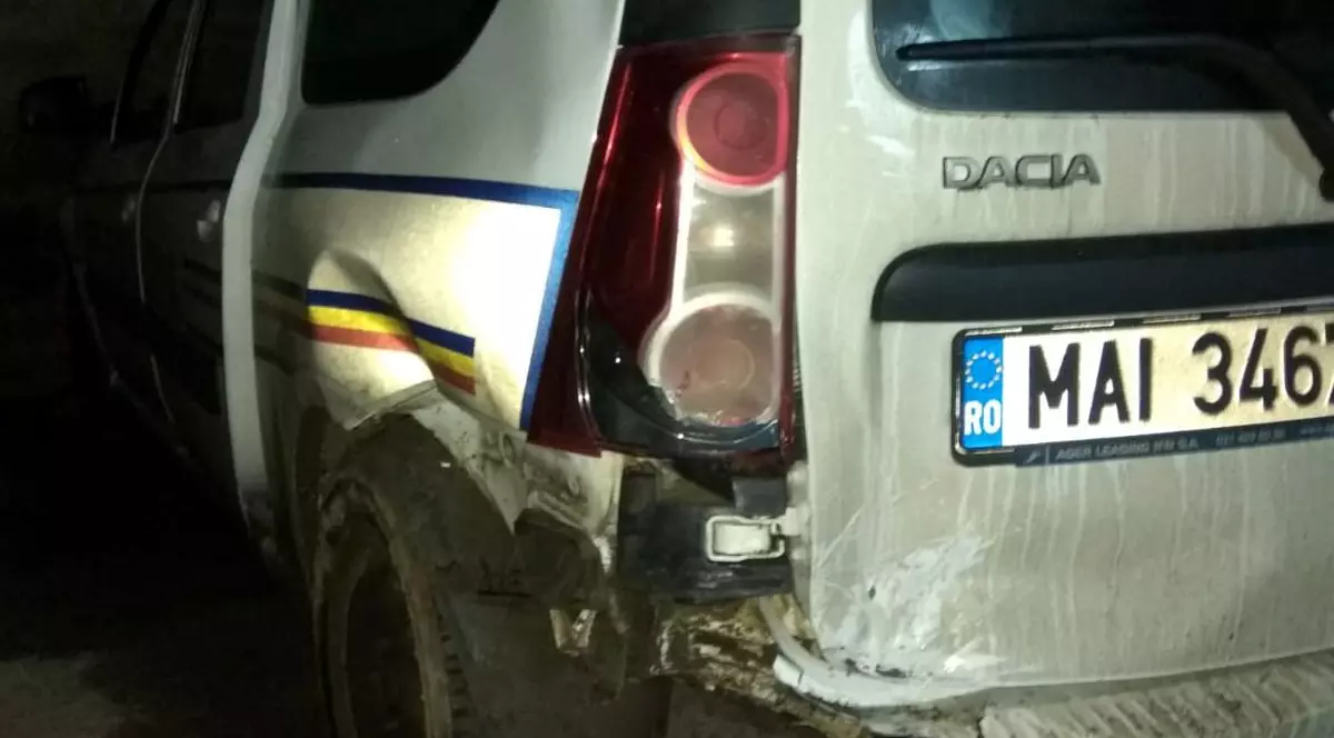 Un șofer băut a lovit tocmai mașina radar a Poliției Botoșani, aruncând-o în șanț. Comisarul din autospecială dădea o amendă