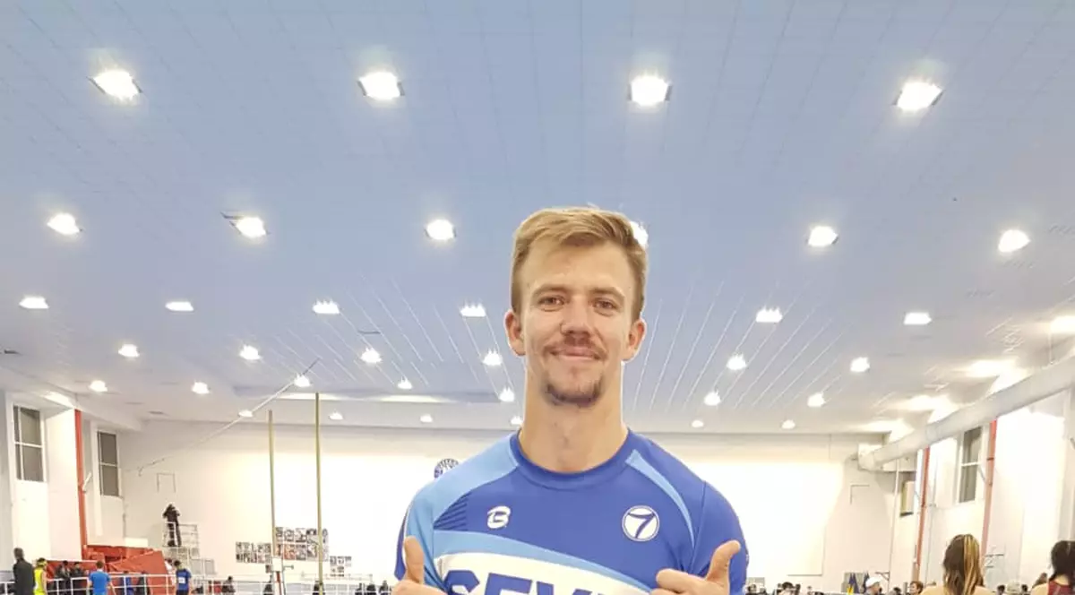 Un pompier face senzație în atletism! ﻿Angajat la ISU București Ilfov timp de doi ani, Răzvan Roman s-a luptat să stingă incendiile, iar acum este cel mai bun din România la decatlon